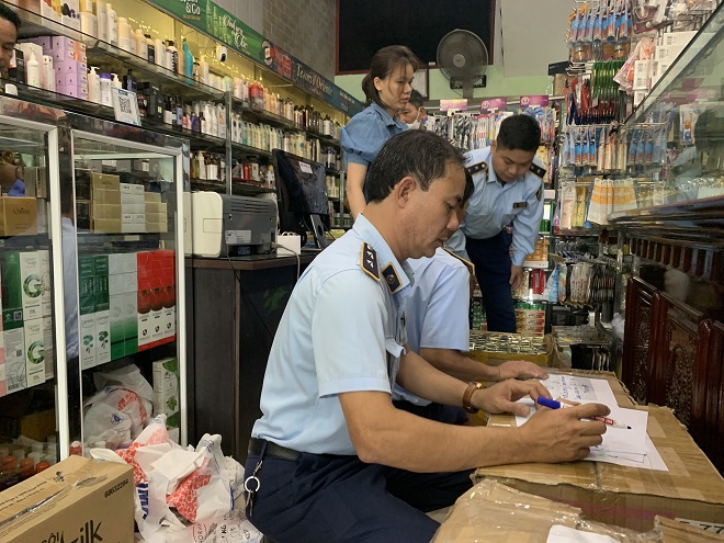 Lực lượng QLTT tỉnh Nam Định kiểm đếm số hàng hóa vi phạm