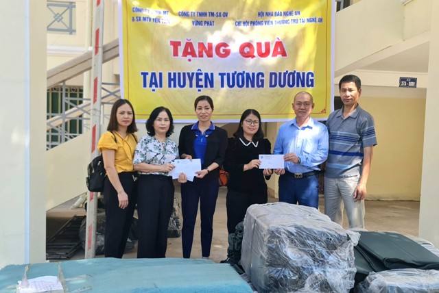 Đoàn công tác đã trao 300 phao võng cứu sinh cho 2 huyện Kỳ Sơn và Tương Dương (mỗi huyện 150 cái).