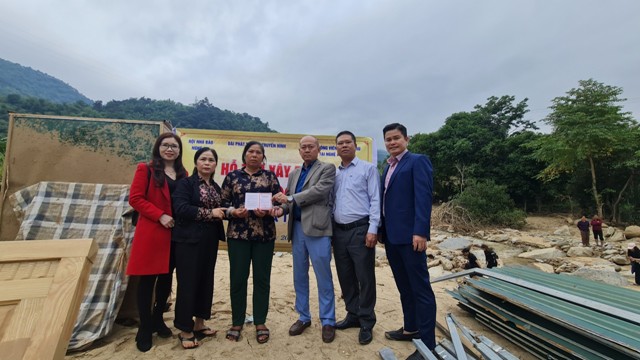 Hội nhà báo tỉnh Nghệ An: Tiếp tục trao tặng gần 100 ủng hộ người dân vùng lũ 2 huyện Kỳ Sơn và Tương Dương