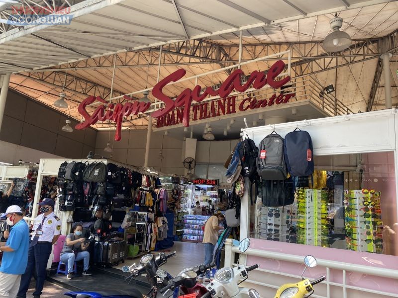 Ngày thứ hai bị quản lý thị trường “đột kích”, nhiều gian hàng tại Saigon Square đóng cửa