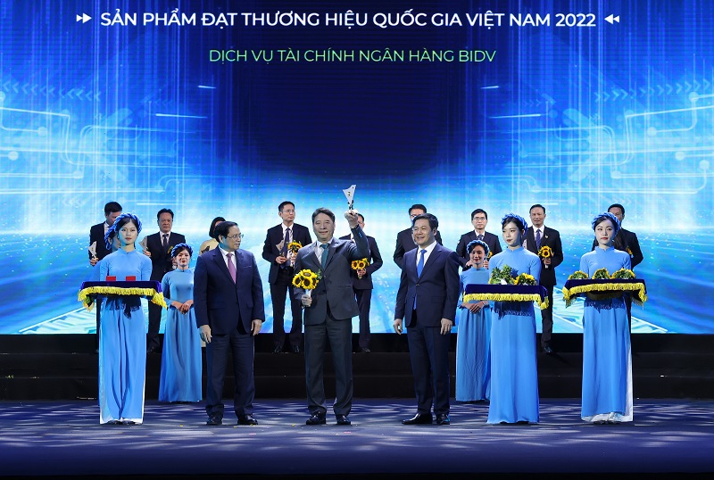 Phó Tổng Giám đốc BIDV Trần Phương đại diện Ngân hàng nhận biểu trưng “Thương hiệu quốc gia” năm 2022