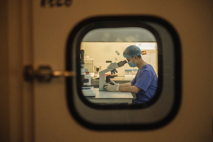 Hình ảnh Bác sĩ soi tinh trùng dưới kính hiển vi Hình ảnh Bác sĩ soi tinh trùng dưới kính hiển vi