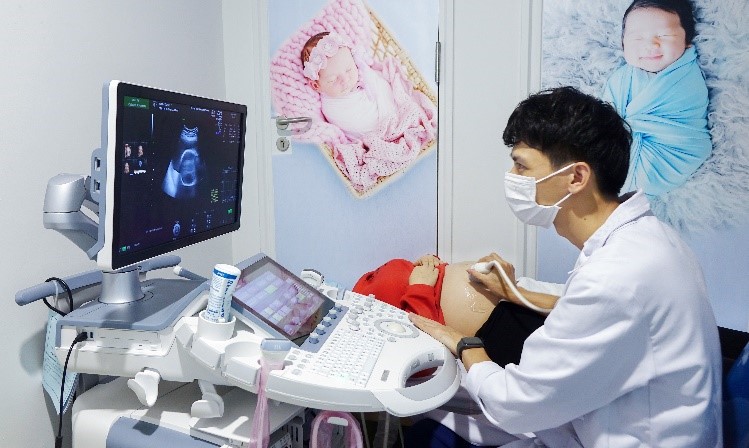 Hình ảnh Bác sĩ siêu âm theo dõi và quản lý thai kỳ cho bệnh nhân Hình ảnh Bác sĩ siêu âm theo dõi và quản lý thai kỳ cho bệnh nhân