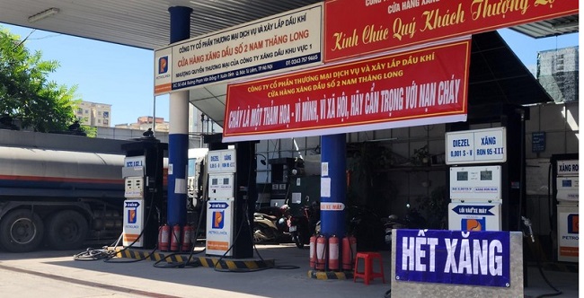 Nhiều cây xăng ở Hà Nội đóng cửa là do người dân địa phương khác đổ dồn về mua xăng