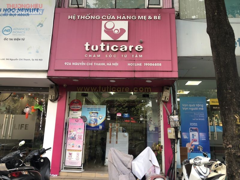 Bốn cửa hàng TutiCare (tại Hà Nội) có bày bán hàng hóa nước ngoài không có tem nhãn phụ Tiếng Việt, nhân viên nói “hàng xách tay”?