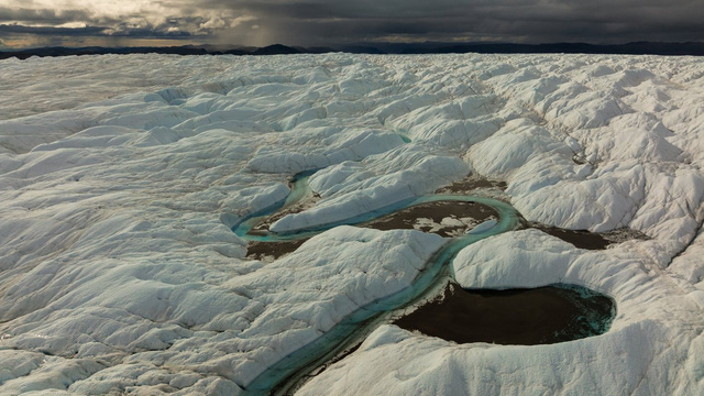 Greenland trải qua thời kỳ băng tan chảy kỷ lục và lượng mưa lần đầu tiên được ghi nhận tại điểm cao nhất của thềm băng này. Ảnh RTE