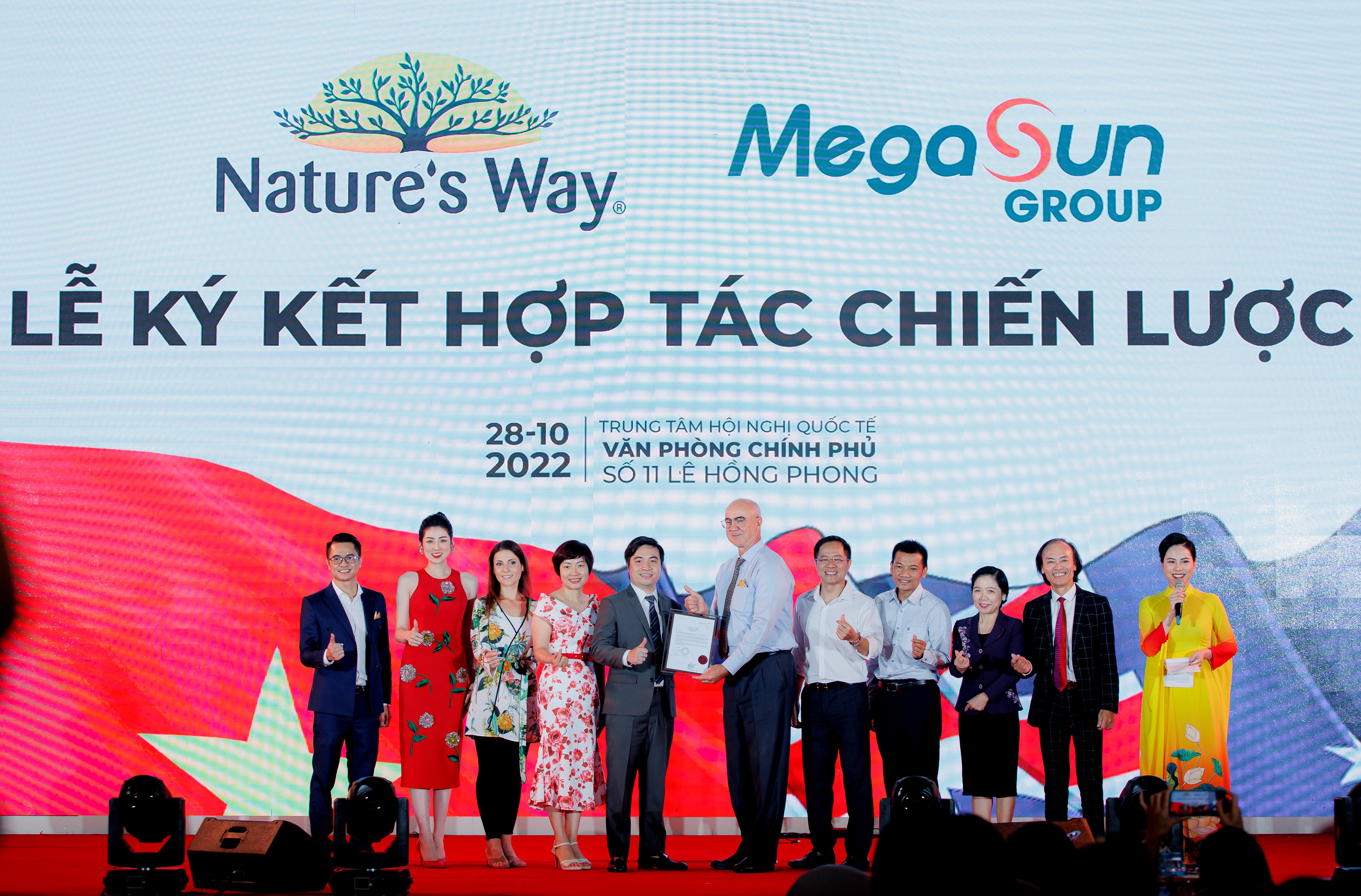 Đại diện Nature’s Way Australia ký kết hợp tác chiến lược và trao chứng nhận phân phối chính hãng cho đại diện đơn vị phân phối tại Việt Nam