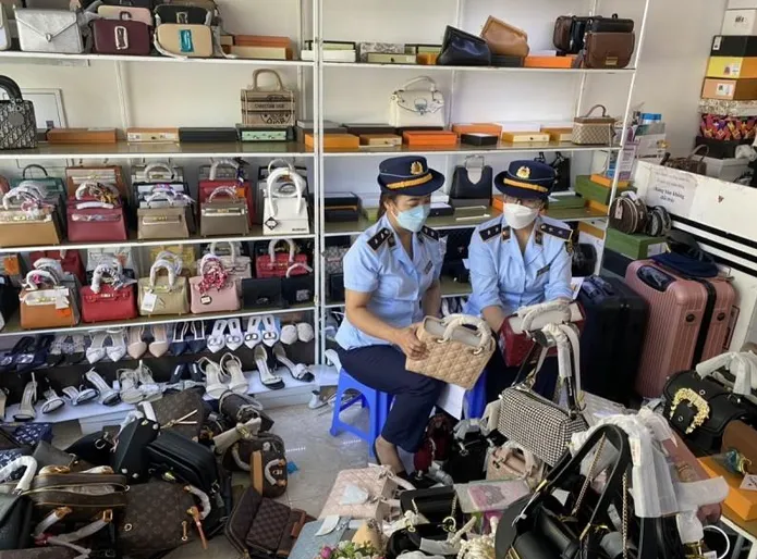 Số hàng hóa thời trang giả mạo nhãn hiệu bị lực lượng Quản lý thị trường tỉnh Quảng Ninh phát hiện