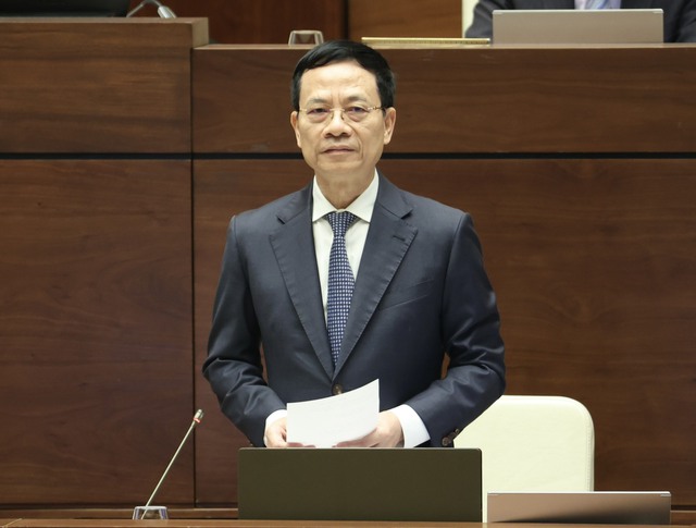 Bộ trưởng Bộ Thông tin và Truyền thông Nguyễn Mạnh Hùng trả lời chất vấn của đại biểu Quốc hội. Ảnh VGP/Nhật Bắc