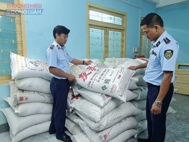 Lực lượng Đội QLTT số 02, Cục QLTT Phú Yên tịch thu 3.000kg đường cát.
