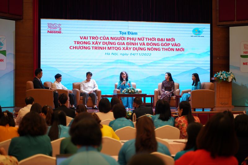 Đại diện Hội LHPN Việt Nam, Nestlé Việt Nam và các khách mời trong phần toạ đàm về phát triển người PN thời đại mới