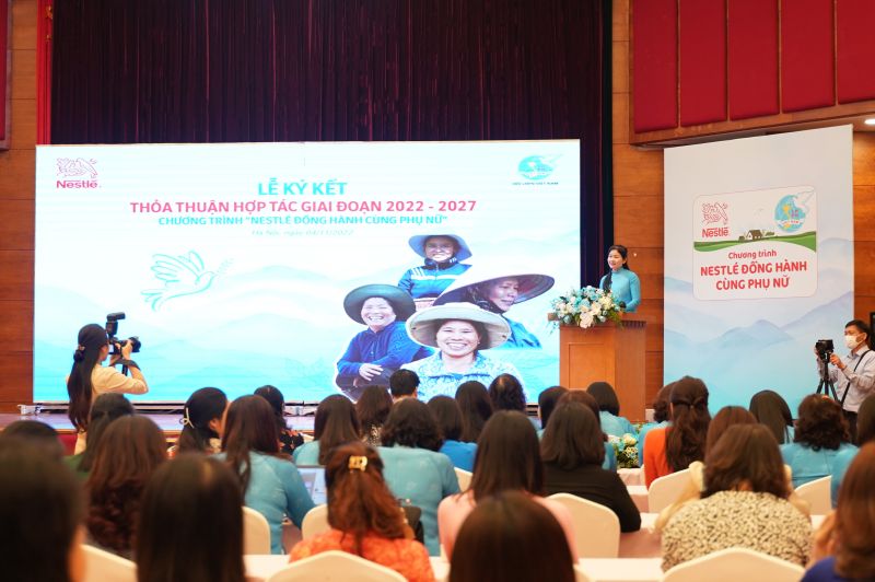 Bà Tôn Ngọc Hạnh - Ủy viên dự khuyết BCH Trung ương Đảng, Phó Chủ tịch Hội LHPN Việt Nam phát biểu tại Lễ ký kết