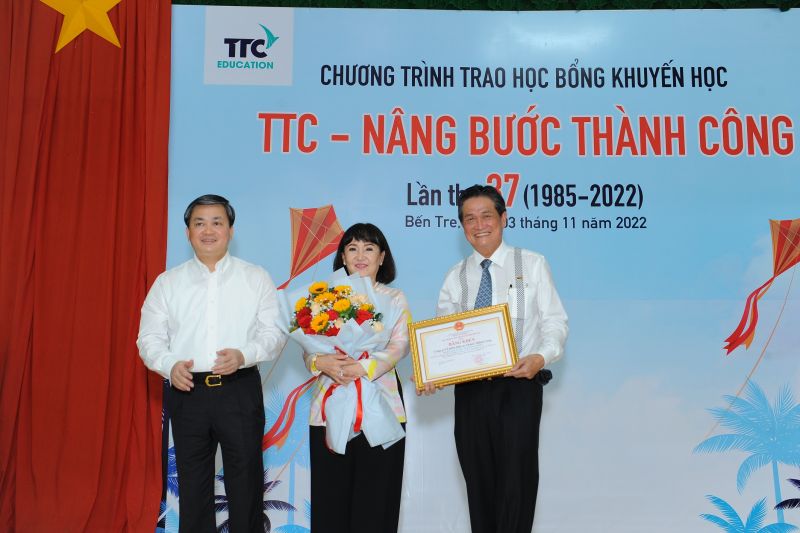 Ủy viên Trung ương Đảng - Bí thư Tỉnh ủy ông Lê Đức Thọ trao bằng khen cho đại diện Tập đoàn TTC
