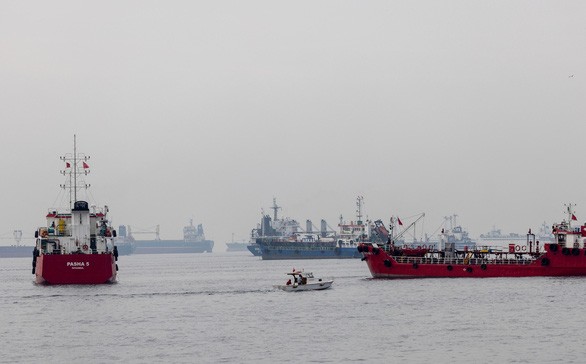 Các tàu thương mại trong thỏa thuận ngũ cốc Biển Đen chờ đợi ngoài khơi Thổ Nhĩ Kỳ sáng ngày 31/10. Nguồn Reuters