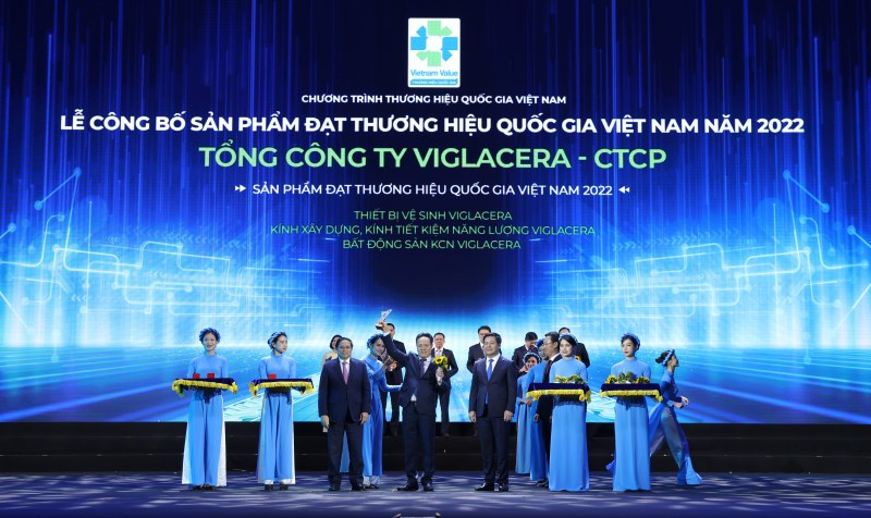 Ông Hoàng Kim Bồng - Phó Tổng giám đốc Tổng công ty Viglacera đại diện Tổng công ty Viglacera - vinh dự nhận giải thưởng này