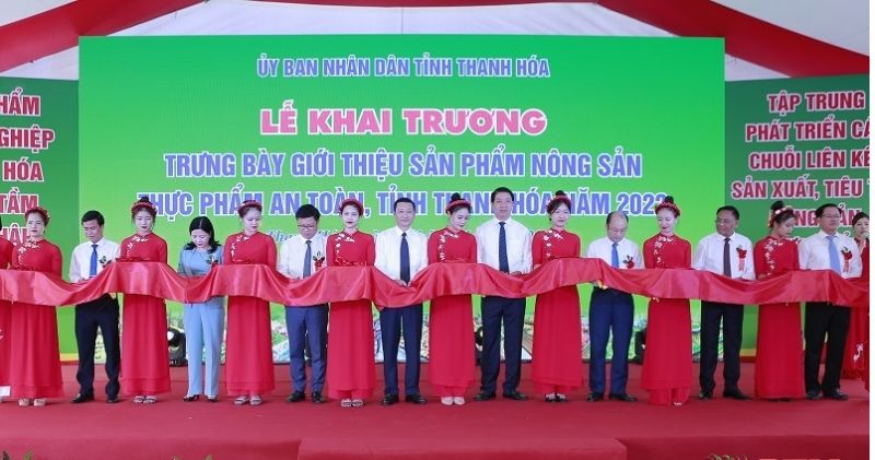 Các đại biểu thực hiện nghi thức cắt băng khai trương