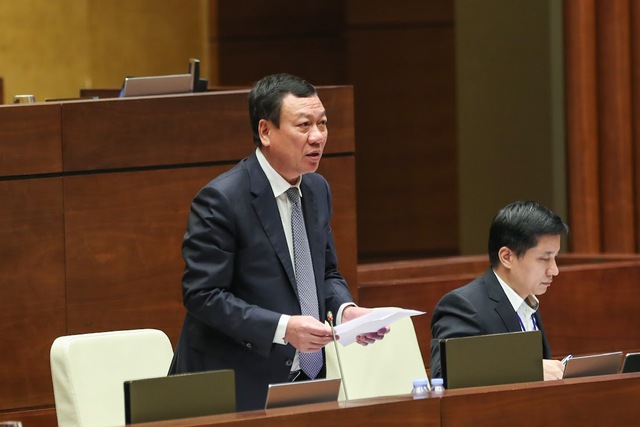 Tổng Thanh tra Chính phủ Đoàn Hồng Phong trả lời chất vấn tại nghị trường ngày 05/11. Ảnh VGP/Nhật Bắc