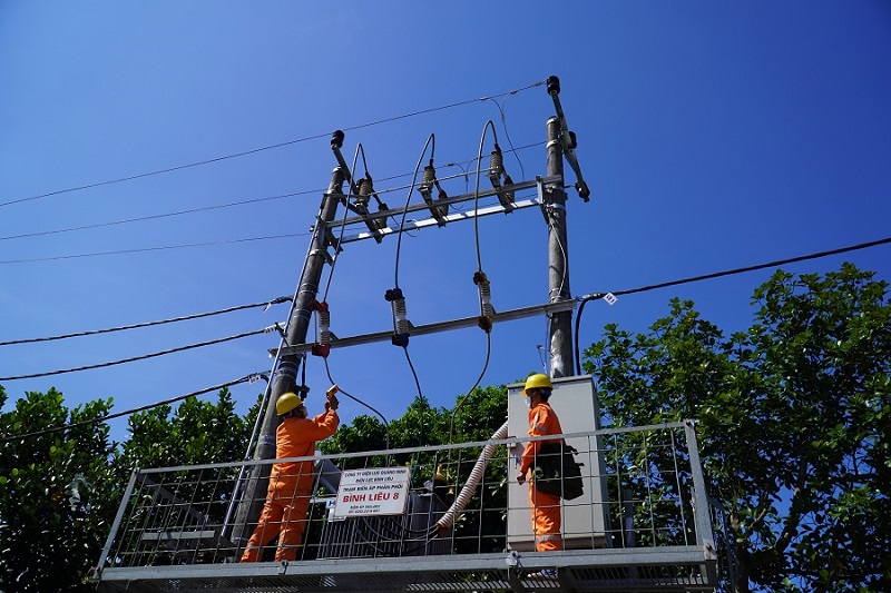 8332 Công nhân Điện lực Bình Liêu kiểm tra trạm biến áp cấp điện cho lễ hội