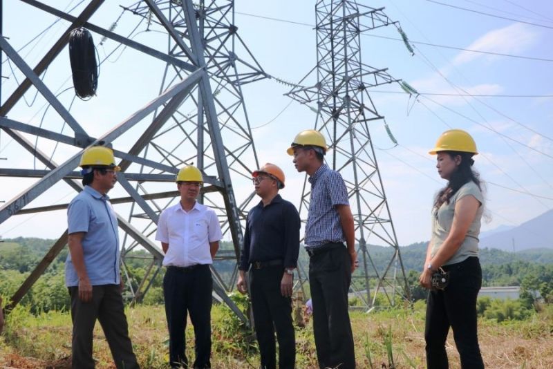 Ông Hoàng Trọng Hiếu (ngoài cùng bên trái) - Phó Chánh Văn phòng Ban Chỉ đạo Quốc gia về phát triển điện lực cùng đoàn công tác của EVN, EVNNPC kiểm tra tiến độ dự án xuất tuyến 110kV sau TBA 220 kV Bắc Quang (Hà Giang)
