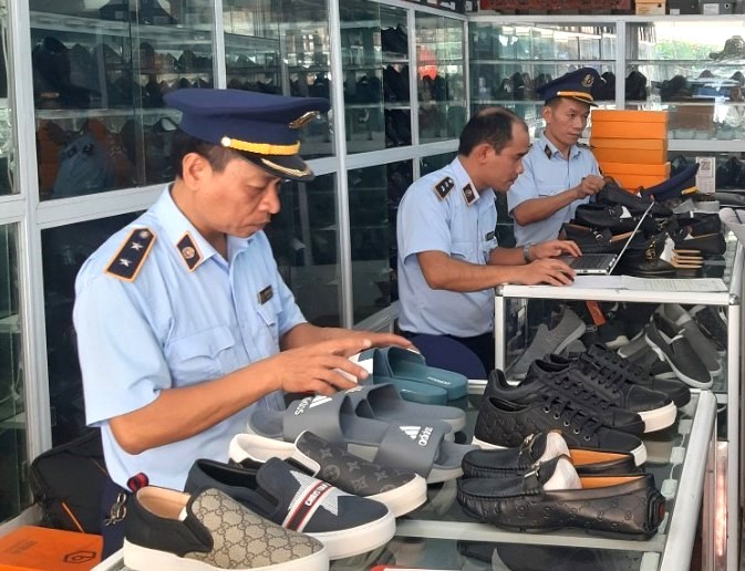 Lực lượng Quản lý thị trường Lạng Sơn kiểm tra hàng hóa