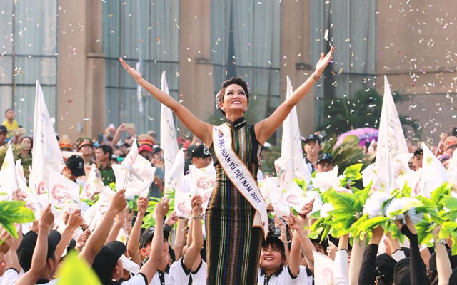 Hoa hậu H'Hen Niê, đại sứ truyền thông Lễ hội cà phê Buôn Ma Thuột lần 07, xuống phố cùng đoàn diễu hành của Lễ hội đường phố