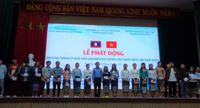Khoảng 100 sinh vi&ecirc;n L&agrave;o được tiếp nhận