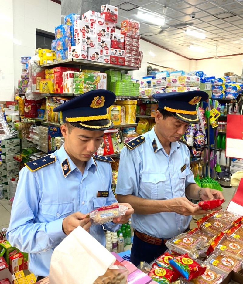Lực lượng Cục Quản lý thị trường tỉnh Bắc Ninh kiểm tra hàng hóa