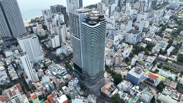 Khách sạn Regalia Gold ( phía trước) đạt hạng khách sạn 5 sao, thuộc Công ty CP Đầu tư Thương mại và Dịch vụ Nhật Tiến tại 39- 41 Nguyễn Thị Minh Khai- Nha Trang.