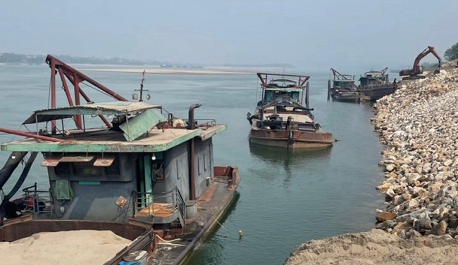 Cơ quan chức năng tổ công tác đã bắt quả tang 5 tàu sắt hút cát dưới lòng sông lên các boong tàu đem bán trái phép.