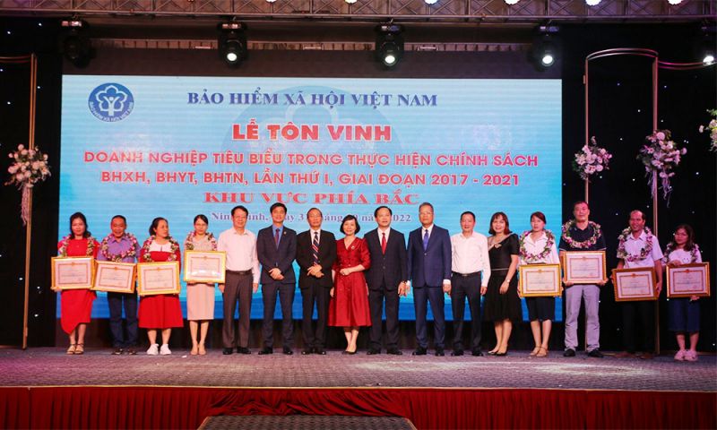 Ngày 31/10/2022, tại tỉnh Ninh Bình, BHXH Việt Nam đã tổ chức Lễ tôn vinh 87 doanh nghiệp tại 20 tỉnh, thành phố khu vực phía Bắc về thành tích tiêu biểu trong thực hiện chính sách BHXH, BHYT, BHTN.