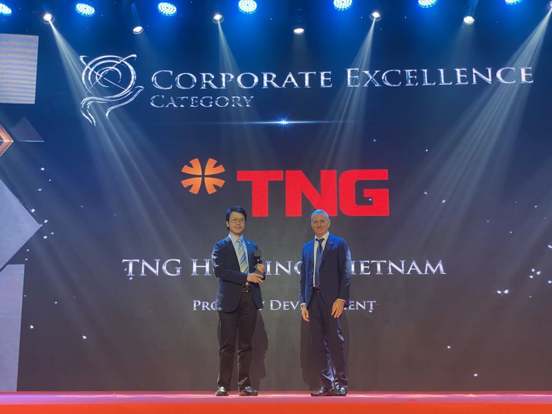 Ông Trần Tuấn Việt đại diện Tập đoàn TNG Holdings Vietnam nhận giải thưởng “Doanh nghiệp xuất sắc Châu Á tháng 2/2022