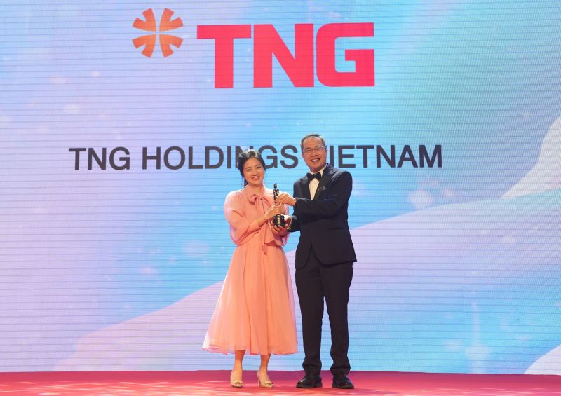 Đại diện TNG Holdings Vietnam trên sân khấu Lễ trao giải thưởng “Nơi làm việc tốt nhất châu Á” – HRAA 2022 tối 11/8