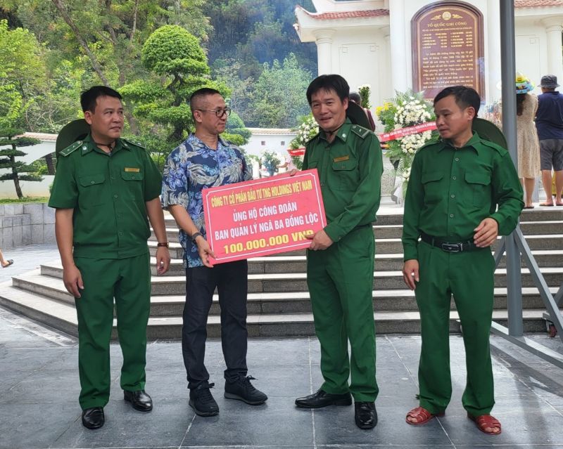 Đại diện Tập đoàn ủng hộ Ban quản lý Khu mộ 10 nữ Anh hùng liệt sĩ Thanh niên xung phong tại Ngã ba Đồng Lộc (Can Lộc, Hà Tĩnh) số tiền 100 triệu đồng