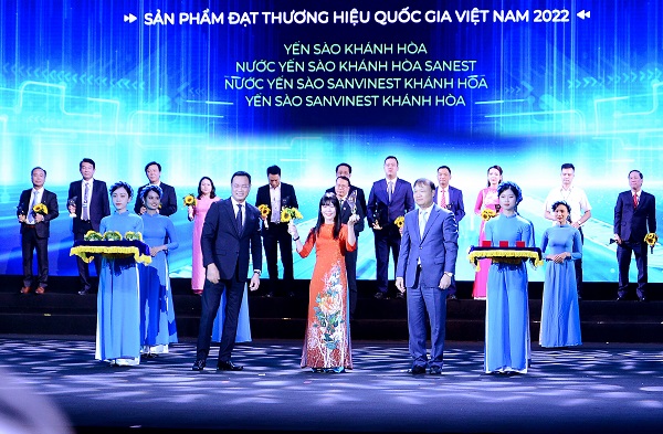 Bà Trịnh Thị Hồng Vân- Phó Tổng Giám đốc Công ty Yến sào Khánh Hòa (giữa) nhận Chứng nhận Thương hiệu Quốc gia 2022