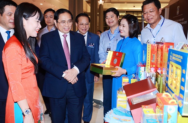 Vinh dự được đón Thủ tướng Phạm Minh Chính đến thăm điểm trưng bày sản phẩm của Yến sào Khánh Hòa