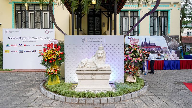 Công ty TNHH TM Đèn Pha Lê - nhà tài trợ quà tặng chính Lễ kỷ niệm Quốc khánh CH Séc