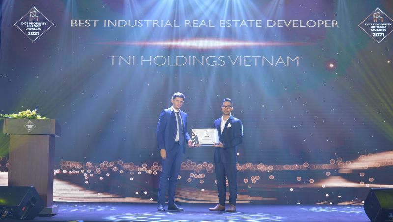 Đại diện TNI Holdings Vietnam vinh dự lên nhận giải thưởng