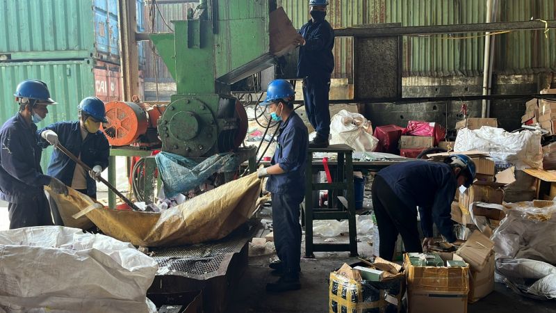 Cục QLTT TP. Hồ Chí Minh thực hiện việc giám sát tiêu hủy hàng hóa là tang vật vi phạm hành chính bị tịch thu