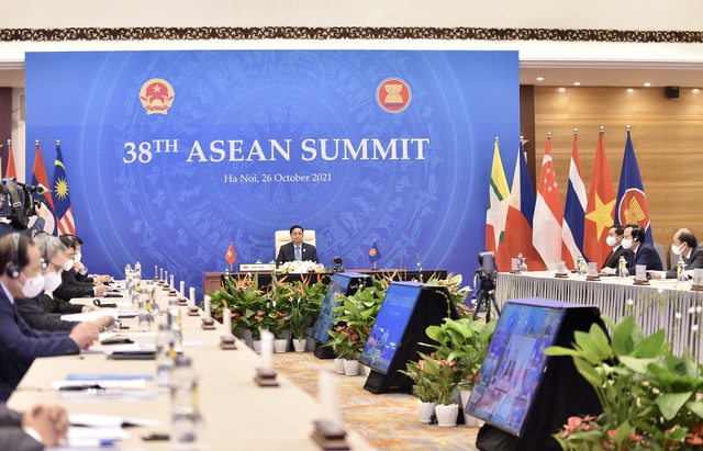 Ngày 26/10/2021, Thủ tướng Chính phủ Phạm Minh Chính dự Hội nghị cấp cao ASEAN lần thứ 38 và 39 theo hình thức trực tuyến. Ảnh VGP