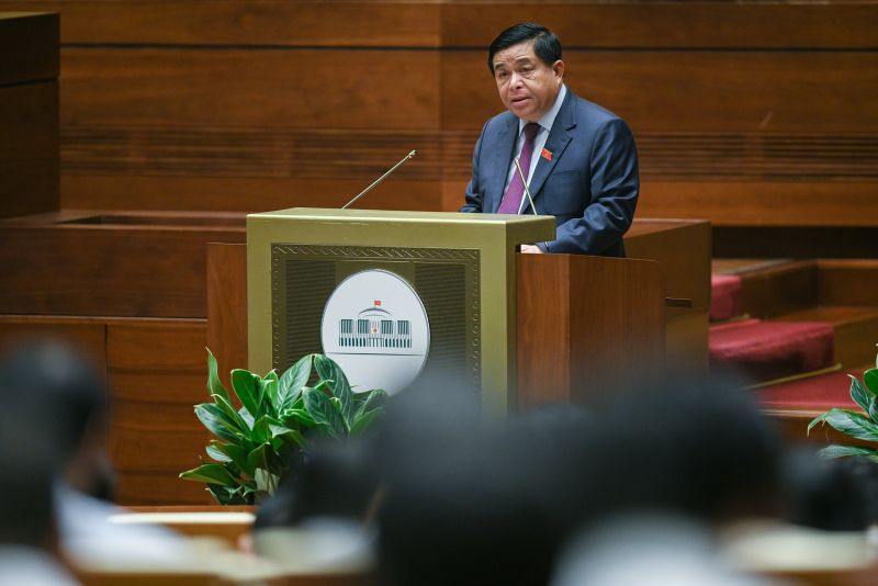 Bộ trưởng Nguyễn Chí Dũng trình bày Tờ trình về Dự án Luật Đấu thầu sửa đổi trong phiên làm việc sáng 07/11