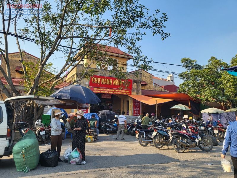 Chợ Nành- xã Ninh Hiệp vẫn tiếp tục hoạt động bình thường dù có quyết định tạm đình chỉ hoạt động từ Công an huyện Gia Lâm có hiệu lực từ ngày 2/11/2022