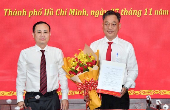 Ông Nguyễn Văn Hiếu, Phó Bí thư Thành ủy TP. HCM trao quyết định cho ông Nguyễn Minh Đức