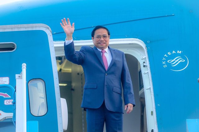 Thủ tướng Chính phủ Phạm Minh Chính dẫn đầu đoàn đại biểu Việt Nam rời Hà Nội, lên đường thăm chính thức Vương quốc Campuchia từ ngày 08-09/11/2022, dự Hội nghị cấp cao ASEAN lần thứ 40, 41 và các hội nghị liên quan từ ngày 10-13/11/2022. Ảnh VGP/Nhật Bắc