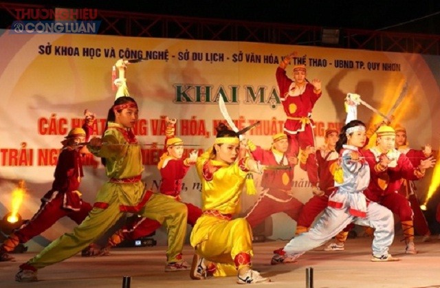 Biểu diễn võ cổ truyền Bình Định tại khu vực Quảng trường Nguyễn Tất Thành, TP Quy Nhơn.