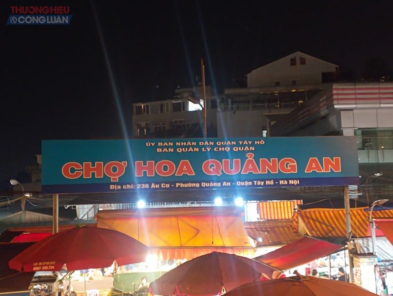 Tấp nập chợ hoa Quảng An trước ngày Nhà giáo Việt Nam 20/11