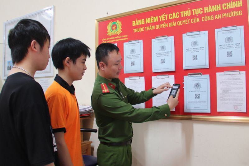 Công an phường Xương Giang (TP Bắc Giang) hướng dẫn người dân tra cứu thủ tục hành chính