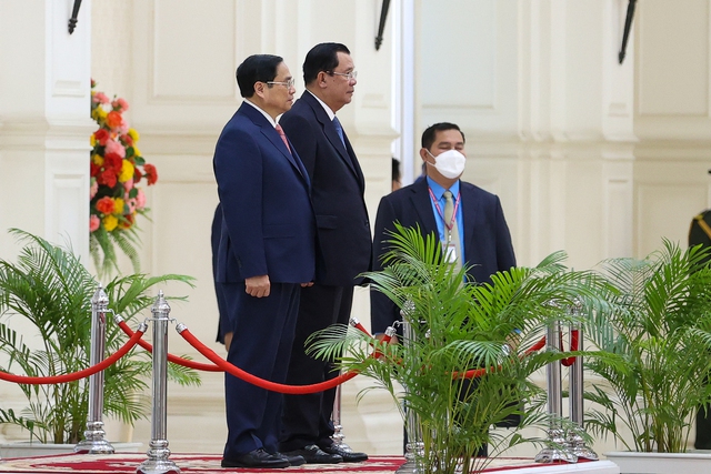 Thủ tướng Hun Sen và Thủ tướng Phạm Minh Chính chứng kiến các nghi thức trong lễ đón chính thức. Ảnh VGP/Nhật Bắc
