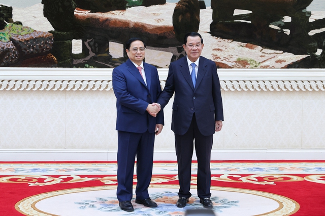 Thủ tướng Hun Sen đón Thủ tướng Phạm Minh Chính. Ảnh VGP/Nhật Bắc