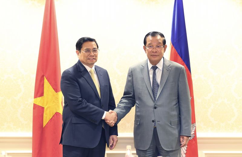 Tại cuộc gặp mặt nhân Hội nghị cấp cao đặc biệt ASEAN - Hoa Kỳ hồi giữa năm 2022, Thủ tướng Hun Sen đã trân trọng mời Thủ tướng Phạm Minh Chính sang thăm chính thức Campuchia. Ảnh: Nhật Bắc