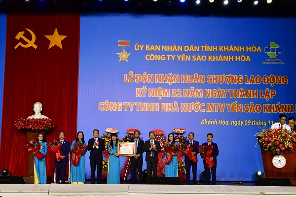 Tập thể CBCNV Công ty CP NGK Yến sào Khánh Hòa đón nhận HCLĐ hạng Nhất